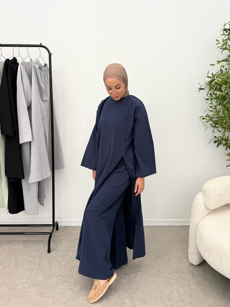 تفاصيل الطقم الكحلي من الخلف