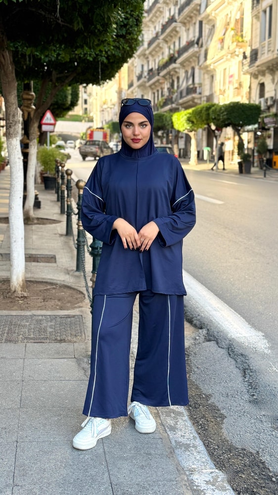 طقم رياضي كحلي بإطلالة خارجية